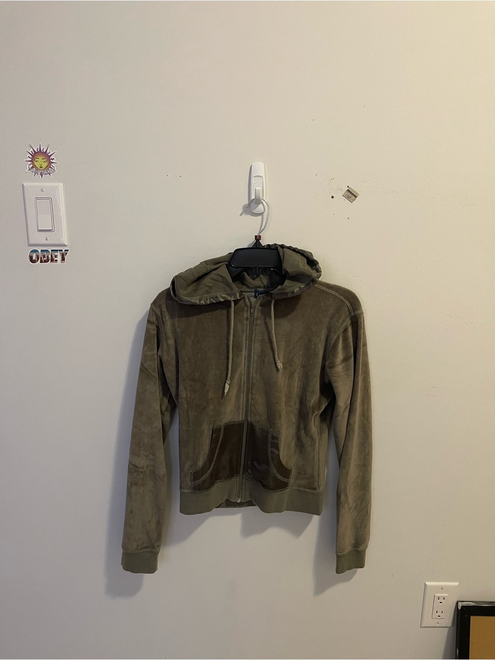 VINTAGE Garage Women's Olive Green Zip-Up Hoodie (Velour)
